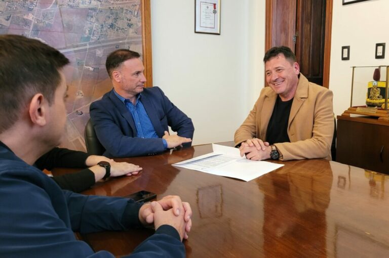 Raimundo firmó con el ministro Enrico un convenio que ratifica la obra de cloacas para la zona sur