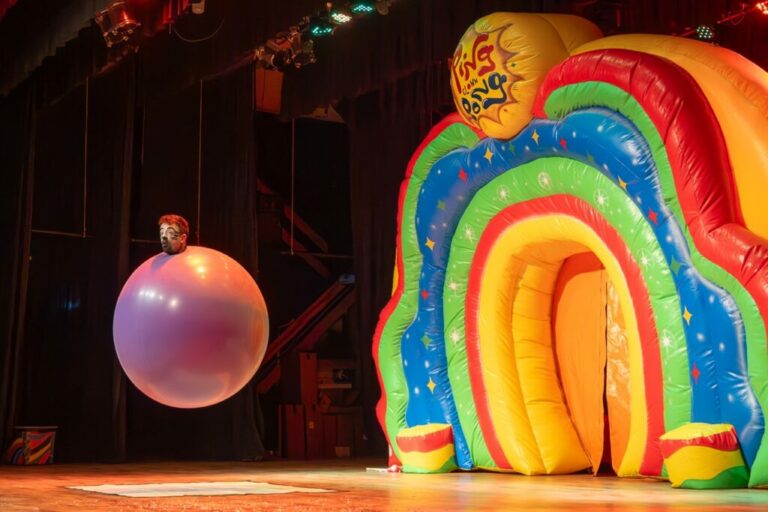 En la semana de los jardines, los chicos se divierten con un show de payasos en el teatro
