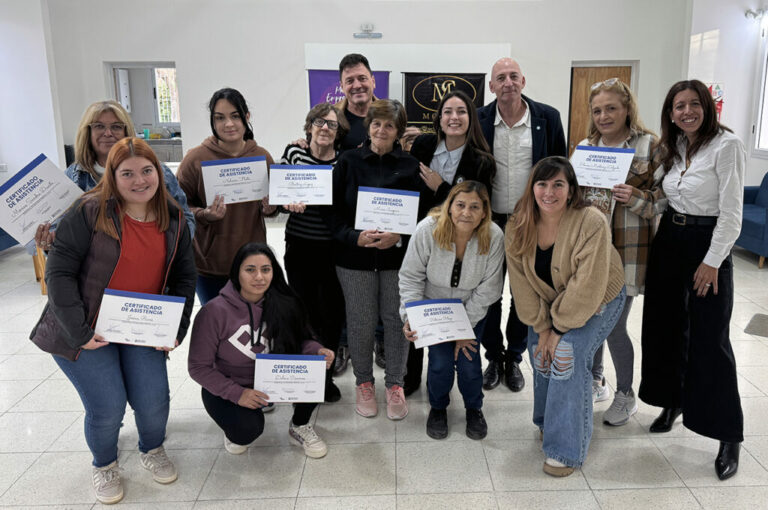 Más sanlorencinas se suman al mundo del emprendedurismo: finalizó un curso de Porcelana Fría dictado por la Municipalidad