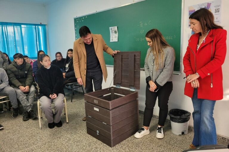 La Municipalidad de San Lorenzo entrega a las escuelas composteras realizadas con residuos plásticos La Municipalidad de San Lorenzo entrega a las escuelas composteras realizadas con residuos plásticos