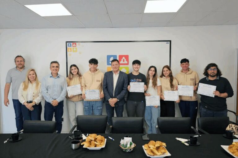 Alumnos de la escuela Nº 477 ganaron importante concurso y fueron reconocidos por el intendente Raimundo Alumnos de la escuela Nº 477 ganaron importante concurso y fueron reconocidos por el intendente Raimundo