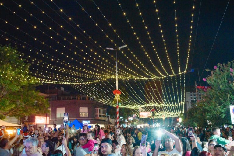 Con el despliegue de luces y múltiples actividades, San Lorenzo encendió el espíritu navideño Con el despliegue de luces y múltiples actividades, San Lorenzo encendió el espíritu navideño