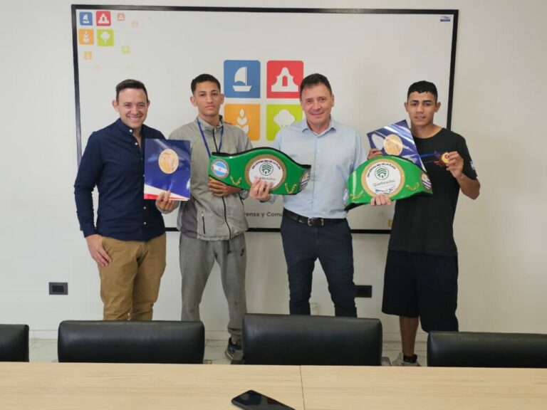 El intendente Leonardo Raimundo recibió a boxeadores sanlorencinos que se coronaron campeones del Mercosur El intendente Leonardo Raimundo recibió a boxeadores sanlorencinos que se coronaron campeones del Mercosur