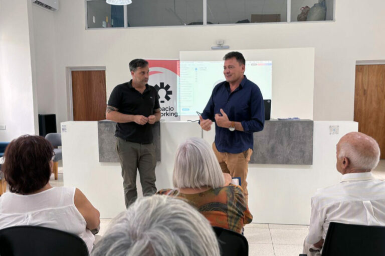 La Municipalidad impulsa la alfabetización digital de los adultos mayores La Municipalidad impulsa la alfabetización digital de los adultos mayores