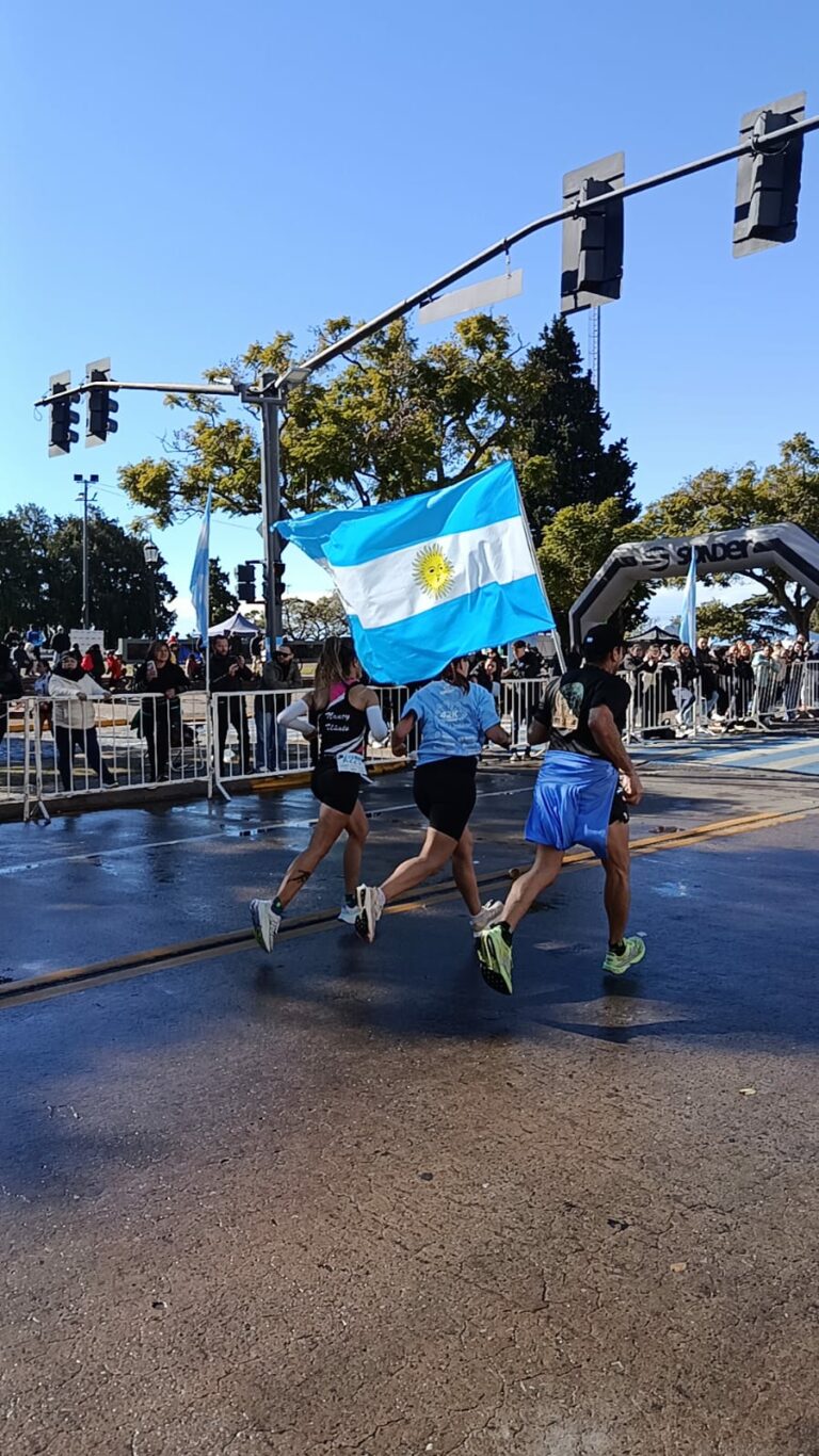 Nancy Uñate brilló en los 42K de Rosario y celebró una de sus mejores maratones Nancy Uñate brilló en los 42K de Rosario y celebró una de sus mejores maratones