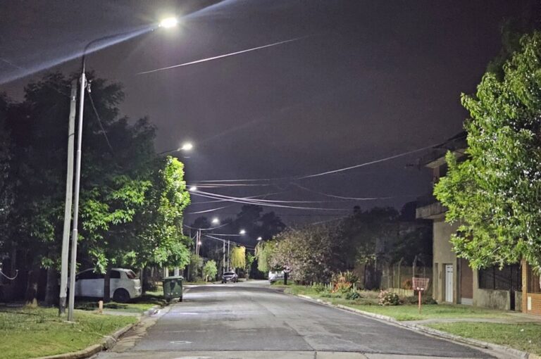 Una obra enorme: la Municipalidad iluminó con led todo el barrio Capitán Bermúdez